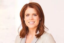 Eugenie, da realeza britânica, posa para a câmara com um blazer bege elegante