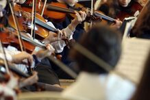 'Temos de comprar os pianos no OLX' : ensino artístico manifesta-se em Lisboa