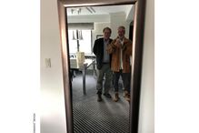 Steve Bannon fotografado com um colega num espelho