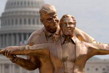 Estátua satírica de Trump e Epstein imita cena de ‘Titanic’