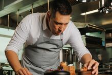 Chef prepara prato num restaurante com estrelas Michelin no Funchal.
