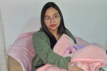 'Fiz força para urinar e saiu uma parte': mulher fica com compressa esquecida no corpo após parto