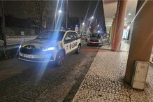 Autoridades junto à sapataria assaltada em Felgueiras