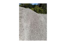 Monte de cascalho com vegetação ao fundo