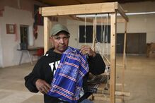 Henrique Ribeiro, único artesão a produzir 'panu di téra' em Portugal