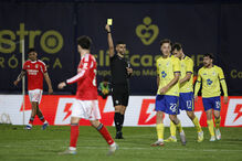 Árbitro mostra cartão amarelo durante o Arouca - Benfica