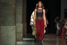 Desfile da ModaLisboa com foco em vestuário de cor