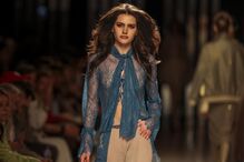 Modelo na ModaLisboa exibe um visual rendado, celebrando a beleza na capital