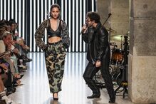 Desfile na ModaLisboa apresenta modelos e banda, celebrando cor e beleza.
