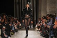 Desfile na ModaLisboa com modelo a apresentar coleção