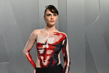 Cara Delevingne destaca-se nos Óscares 2026 com um visual arrojado no tapete vermelho