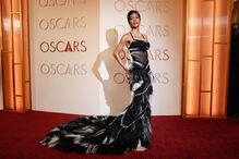 Teyana Taylor deslumbra nos Óscares com um vestido de penas preto e branco