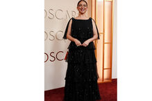 Maya Rudolph destaca-se na passadeira vermelha dos Óscares com vestido preto elegante