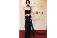 Indivíduo de visual elegante nos Óscares 2026