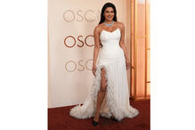 Priyanka Chopra deslumbra nos Óscares 2026 com vestido branco e colar de diamantes