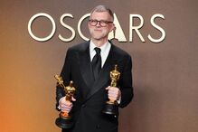 Paul Thomas Anderson celebra a vitória de 