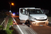 Carrinha branca parada numa estrada à noite