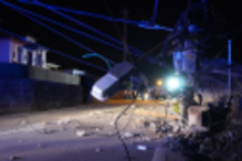 Rua danificada com cabos elétricos caídos após incidente noturno