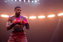 Michael B. Jordan como Adonis Creed, pronto para o combate