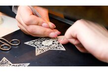 Artesão cria peça de filigrana em forma de estrela com recurso a pinças