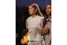 Modelos desfilam com peças da coleção 