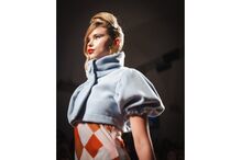 Modelo apresenta criação de moda em passerelle