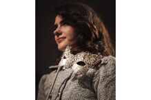 Mulher com máscara veneziana num evento