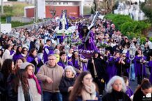 Peregrinos cercam condutor impaciente que invadiu procissão do Senhor dos Passos da Nazaré
