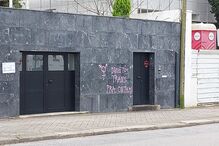 Sede do PSD no Porto vandalizada com mensagem sobre direitos trans e referências a Gisberta