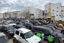 Reunião de entusiastas de veículos todo-o-terreno num espaço urbano