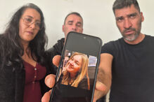 Família mostra fotografia de mulher num telemóvel