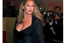 A atriz Ursula Andress é fotografada num evento com vários fotógrafos