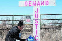 Memorial à entrada de Rancho Zorro, no Novo México