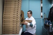 Vice-campeão do mundo de natação, Francisco Montes, de 24 anos e com trissomia 21, trabalha numa pizaria na Foz do Douro, no Porto