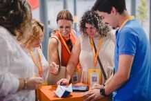 Pessoas reunidas num evento 