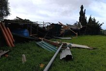 Destroços espalhados em relva após tempestade