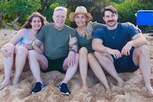 Chuck Norris demonstra boa forma física aos 84 anos, com família na praia