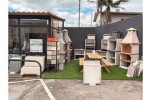 Espaços exteriores com barbecues e mesas de piquenique