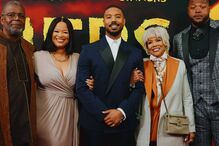 Michael B. Jordan celebra Óscar num estabelecimento de fast food.
