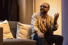 Ator em cena na peça 'A Morte e a Donzela' nos Recreios da Amadora