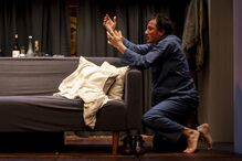 Ator em palco nos Recreios da Amadora na peça 'A Morte e a Donzela'