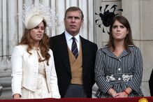 Princesas Beatrice e Eugenie com o príncipe Andrew em Londres, em 2007, no Trooping the Colour