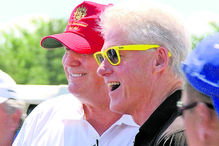 Donald Trump e Bill Clinton muito animados durante um torneio de golfe solidário no Trump National Golf Club em Briarcliff Manor, Nova Iorque, em 2009