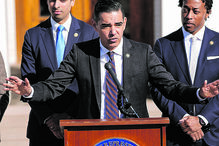 O congressista Robert Garcia fala com os jornalistas em Chappaqua, Nova Iorque, após a audiência de Bill Clinton  