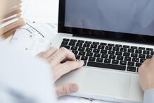 Auxiliar fotografa as crianças da creche nuas e partilha as imagens no Telegram