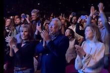 António Costa aplaude num evento com várias pessoas