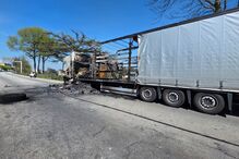 Camião de transporte de peças automóveis arde na EN14 