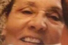 Homem e mulher sorriem numa selfie com t-shirt 