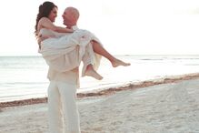 Casal celebra 17 anos de casamento na praia; Emma Heming declara amor a Bruce Willis