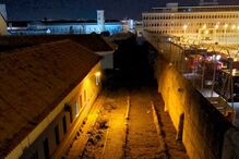 Vista noturna de edifícios em Lisboa, sob luzes urbanas